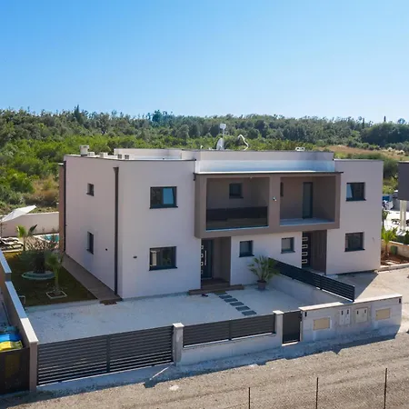 Lumea - 4 Bedroom With Pool *