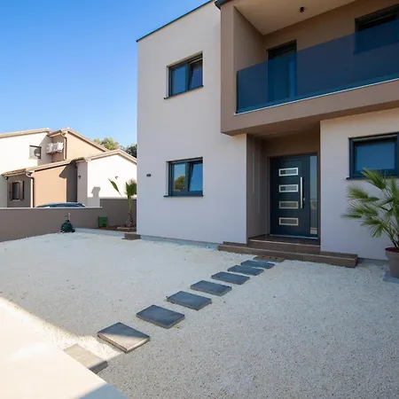 Lumea - 4 Bedroom With Pool Pula