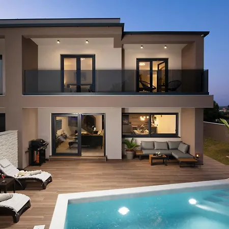 Vila Lumea - 4 Bedroom With Pool *